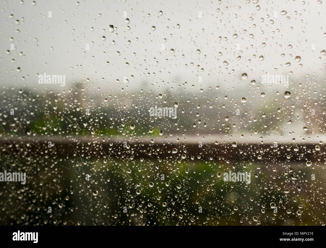 Close-up de fenêtre humide pendant la saison des pluies Banque D'Images