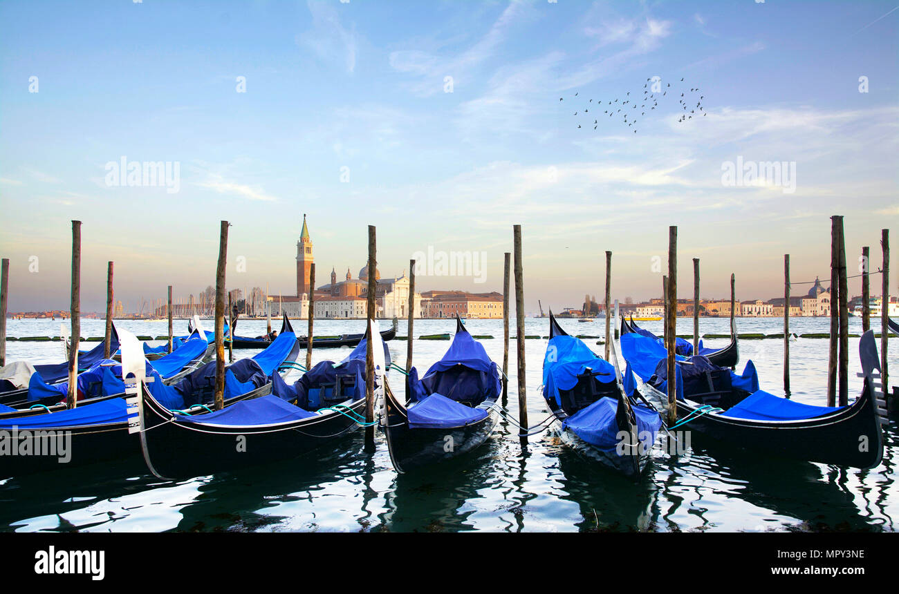 Gondoles sur le Grand canal amarré contre le ciel au coucher du soleil Banque D'Images