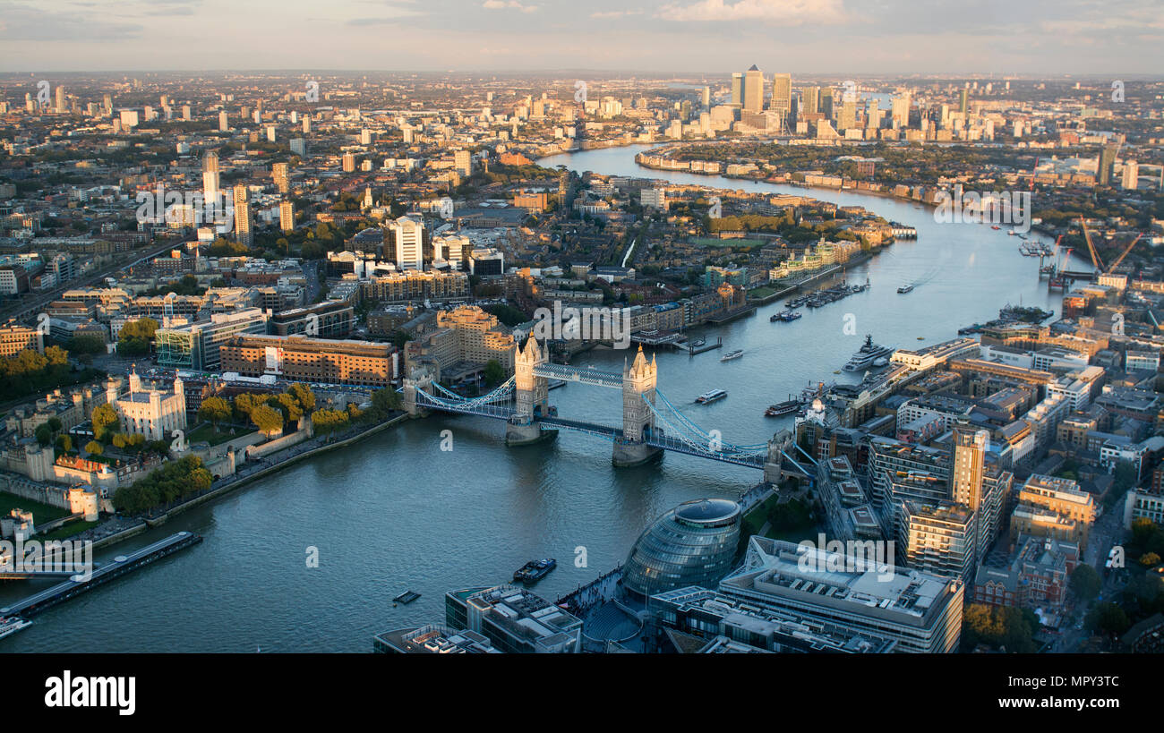 Vue aérienne de la ville contre le ciel au coucher du soleil Banque D'Images