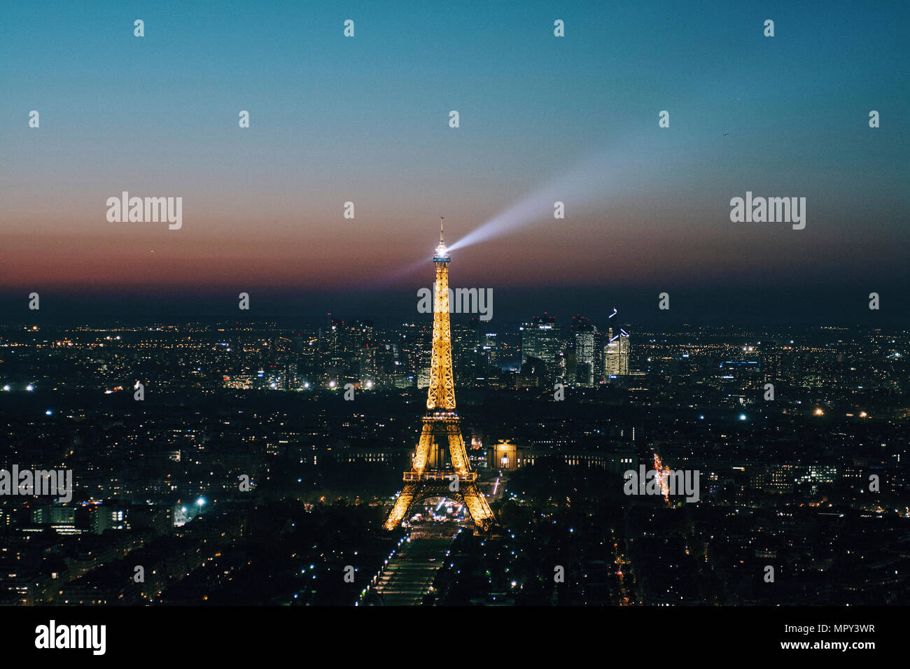 Vue aérienne de la Tour Eiffel illuminée contre ciel en ville au crépuscule Banque D'Images