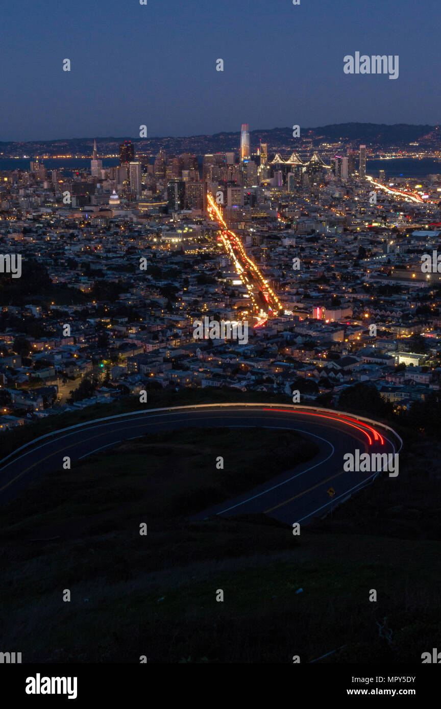 Vue aérienne de la ville illuminée contre ciel clair de nuit Banque D'Images