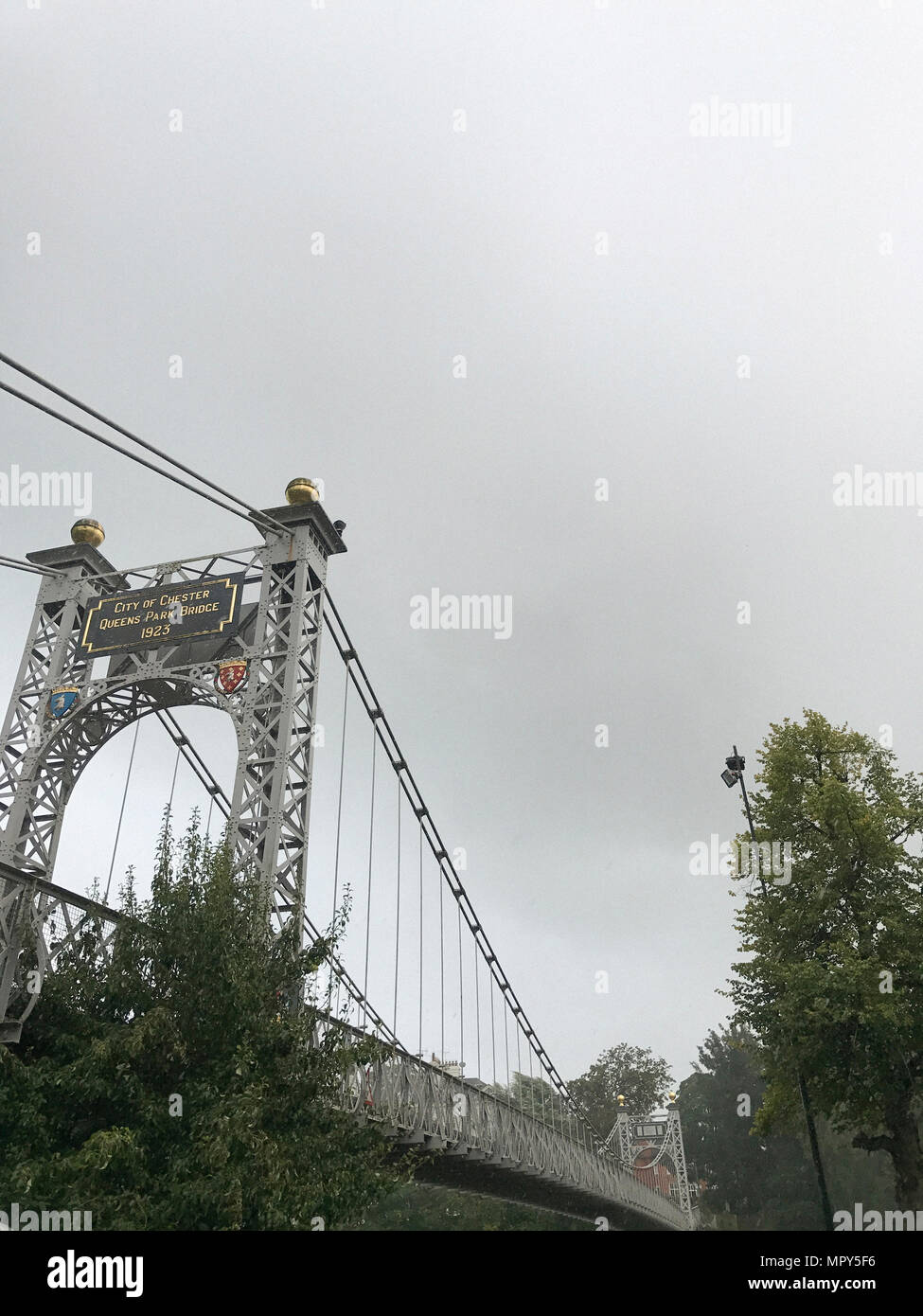 Low angle view of Queens Park Bridge contre ciel en ville Banque D'Images