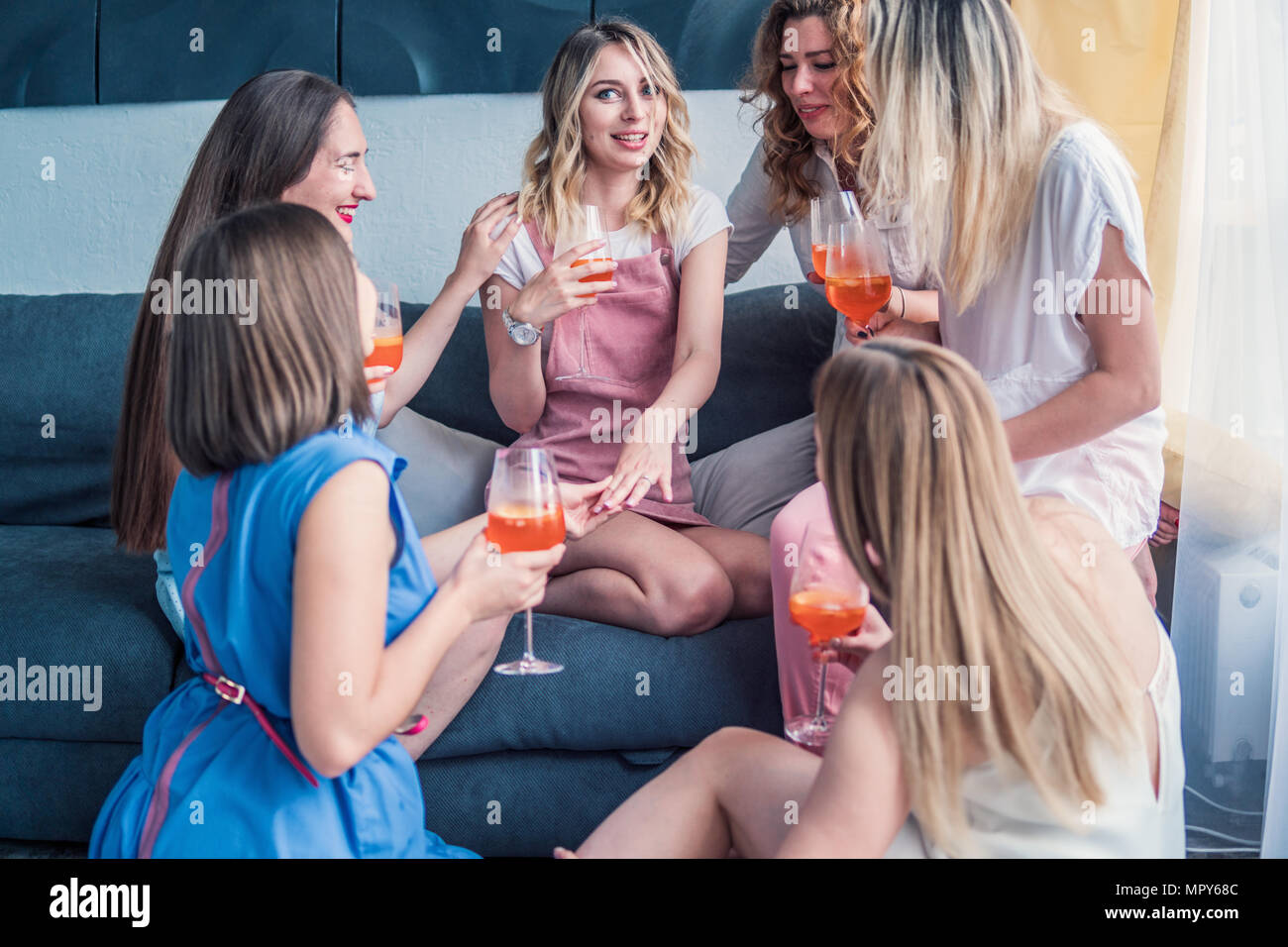 Beautiful Women Friends having fun at partie de bachelorette Banque D'Images