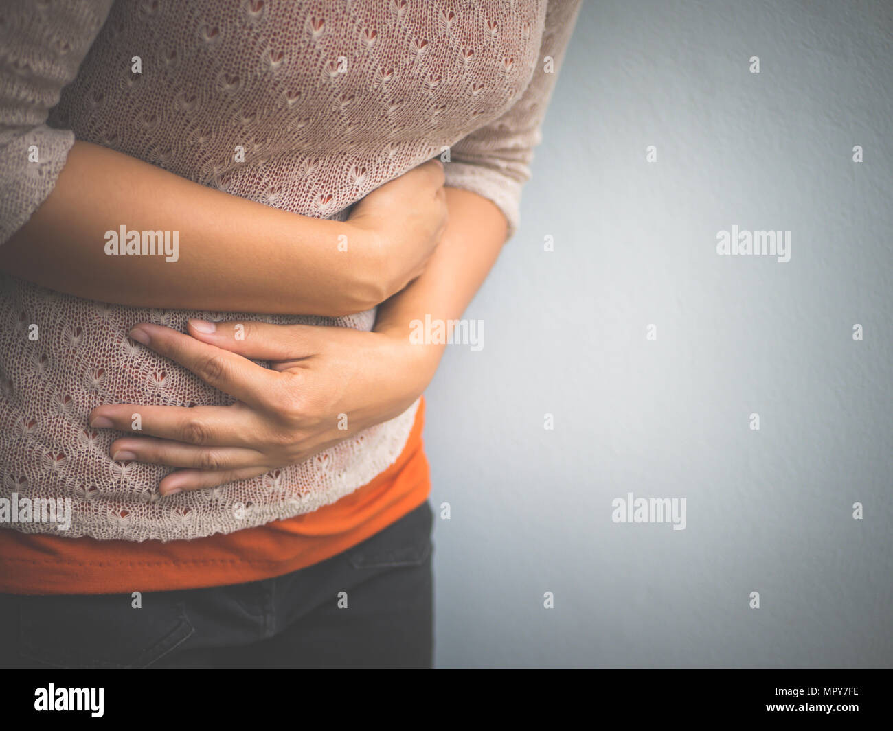 Jeune femme ayant l'estomac douloureux. Gastrite chronique. Ballonnement de  l'Abdomen concept Photo Stock - Alamy
