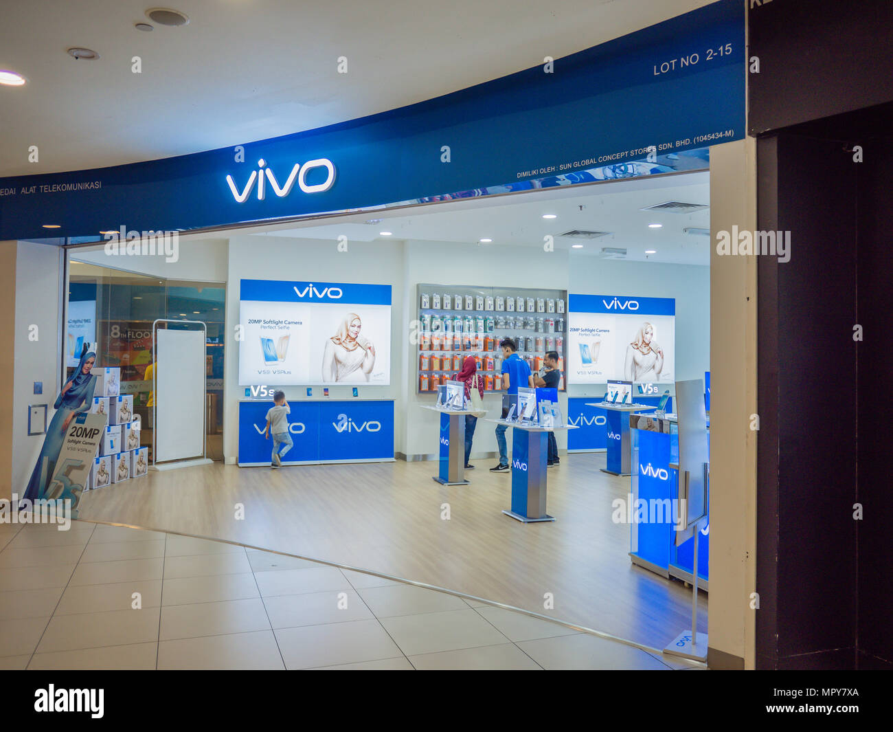 Penang, Malaisie - Aug 19, 2017 in vivo : Stocker dans un centre commercial. In vivo est une société de technologie chinoise conçoit, développe et fabrique des smartphone Blackberry Banque D'Images
