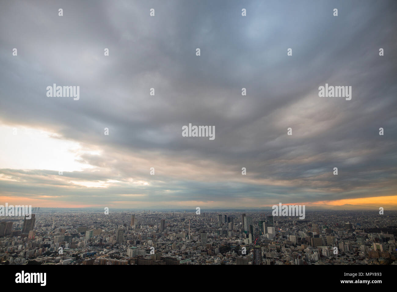 Vue aérienne de la ville contre les nuages orageux Banque D'Images