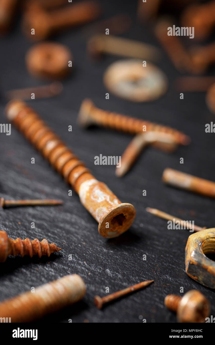 Close-up of rusty outils de travail sur table Banque D'Images