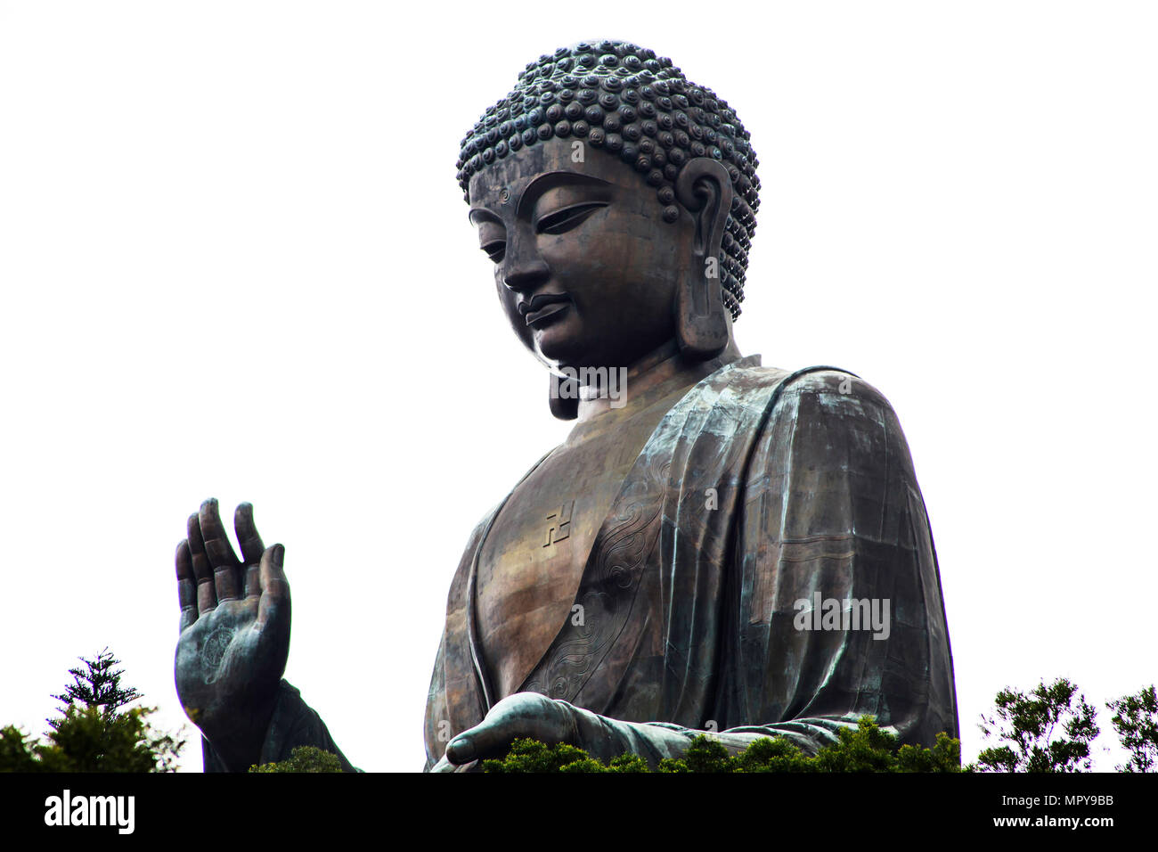 Grande statue de Bouddha contre ciel clair Banque D'Images