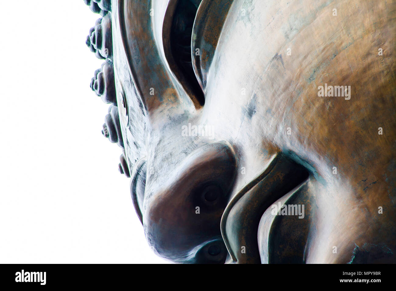 Close-up de grande statue de Bouddha contre ciel clair Banque D'Images