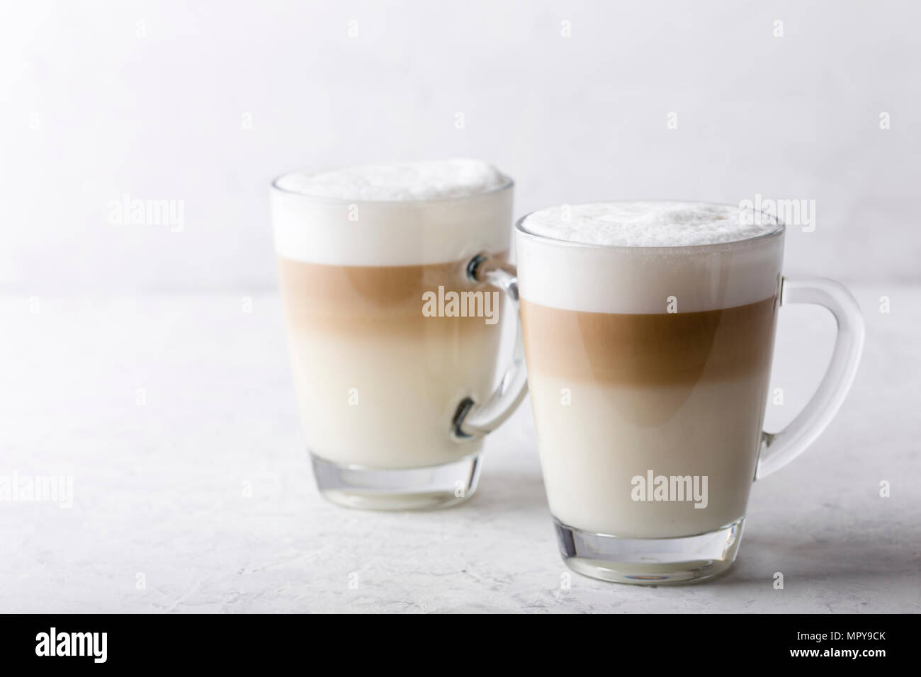 Close-up de boissons mousseuses dans les tasses de café sur la table Banque D'Images Close-up de boissons mousseuses dans les tasses de café sur la table Banque D'Images