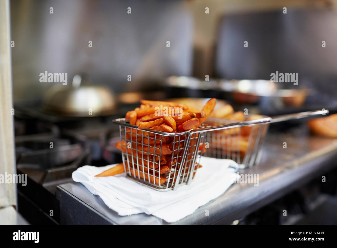Close-up de frites en panier de friture sur compteur de cuisine Banque D'Images