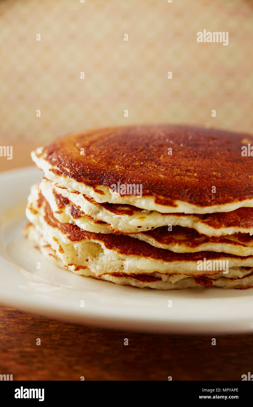 Close-up of pancakes servis dans la plaque sur la table Banque D'Images