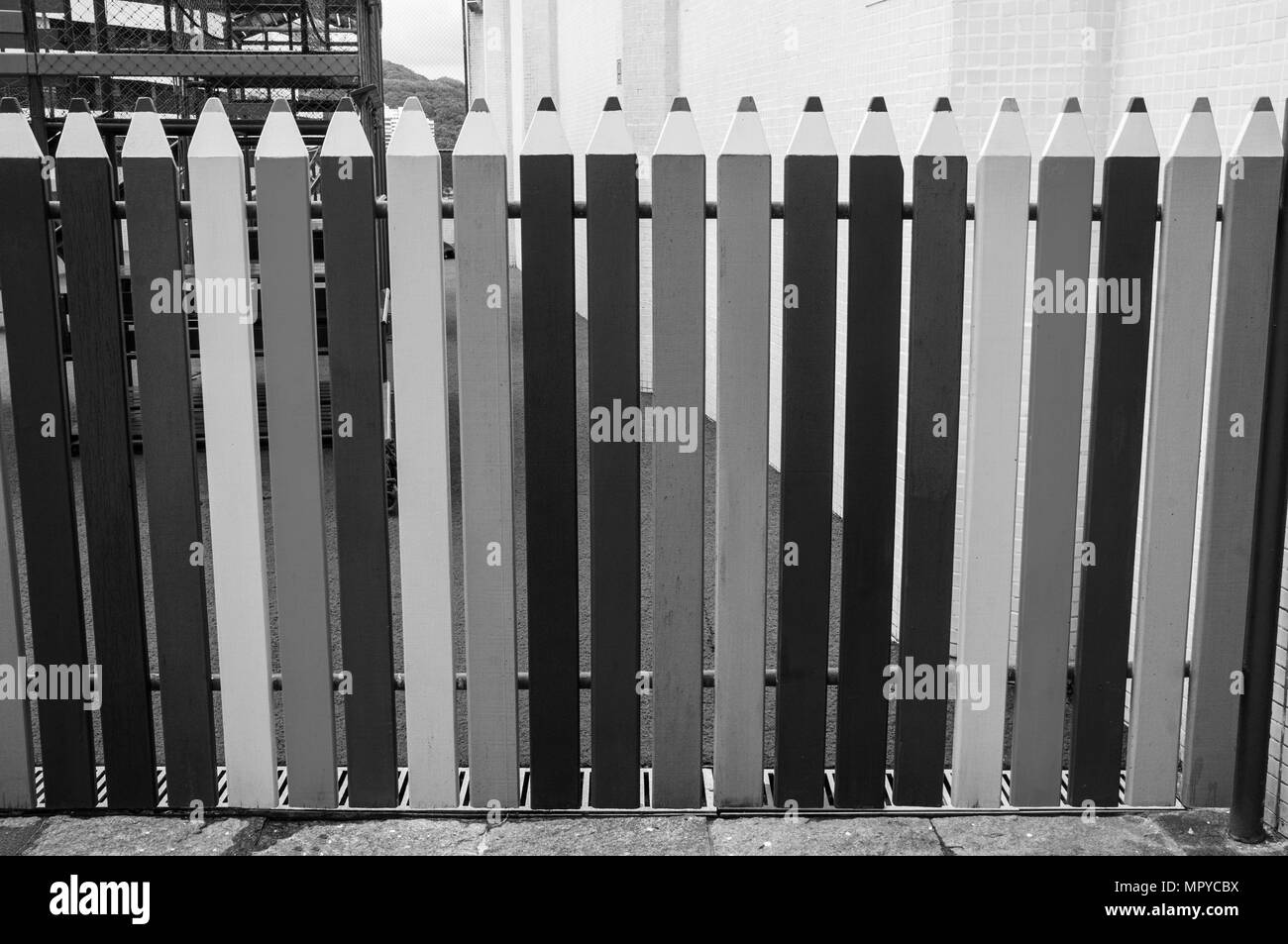 L'espace enfants Aire de protection clôture crayons de couleur noir blanc de cour Banque D'Images