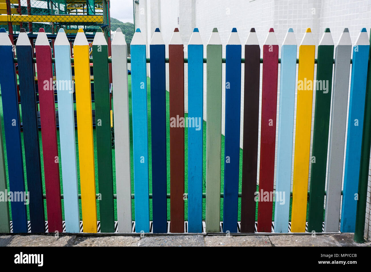 L'espace enfants Aire de crayons de couleur protection clôture yard Banque D'Images