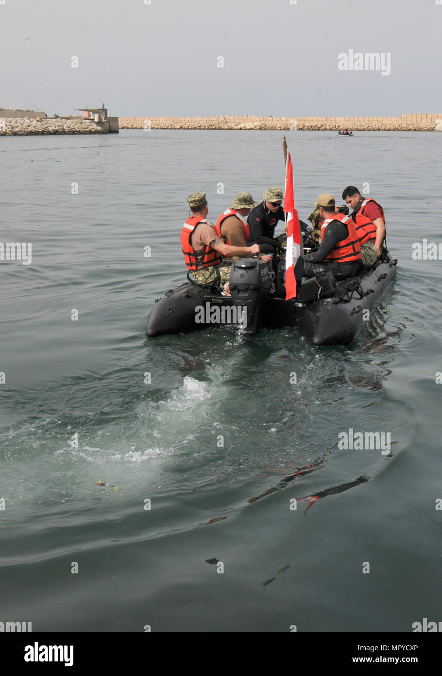 L’exercice African Lion est un exercice militaire conjoint annuel mené par les États-Unis et le Maroc. Le 22 avril 2017, des plongeurs de Underwater construction Team 1 et de la Marine royale marocaine se sont entraînés sur un navire submergé à l’extérieur du port d’Agadir pour améliorer la cohérence des procédures et la sécurité. L'image d'archive, numérotée 170422-N-VN349-005, documente l'opération multinationale de plongée. Banque D'Images