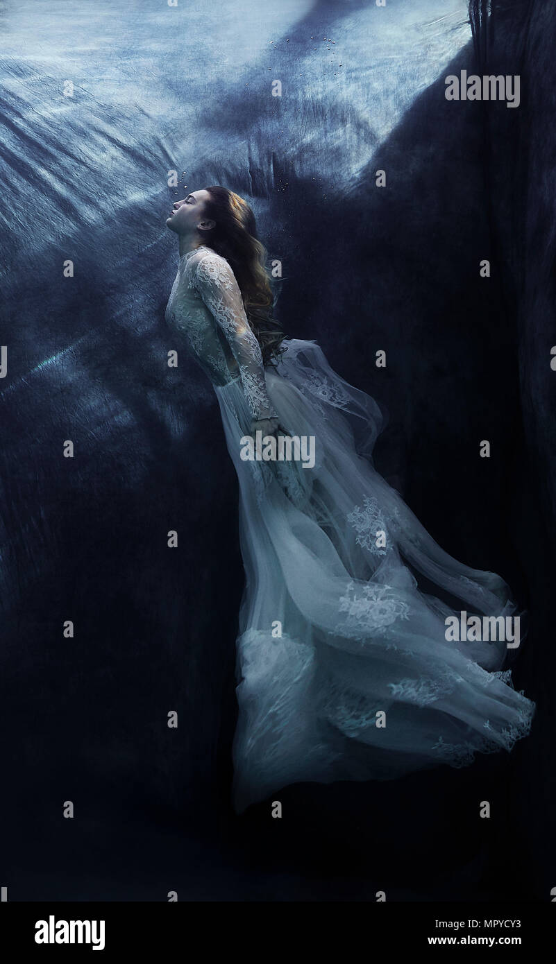 Une mariée sous-marine Banque D'Images