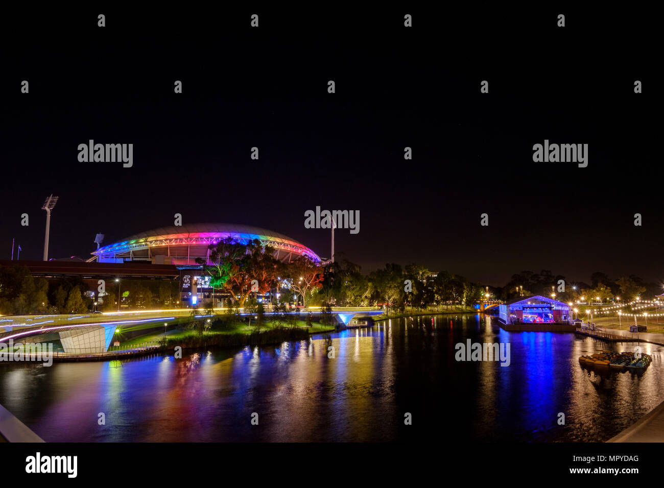 L'Adelaide city skyline at night avec l'Adelaide Oval precinct pendant l'Adelaide fringe Festival Banque D'Images