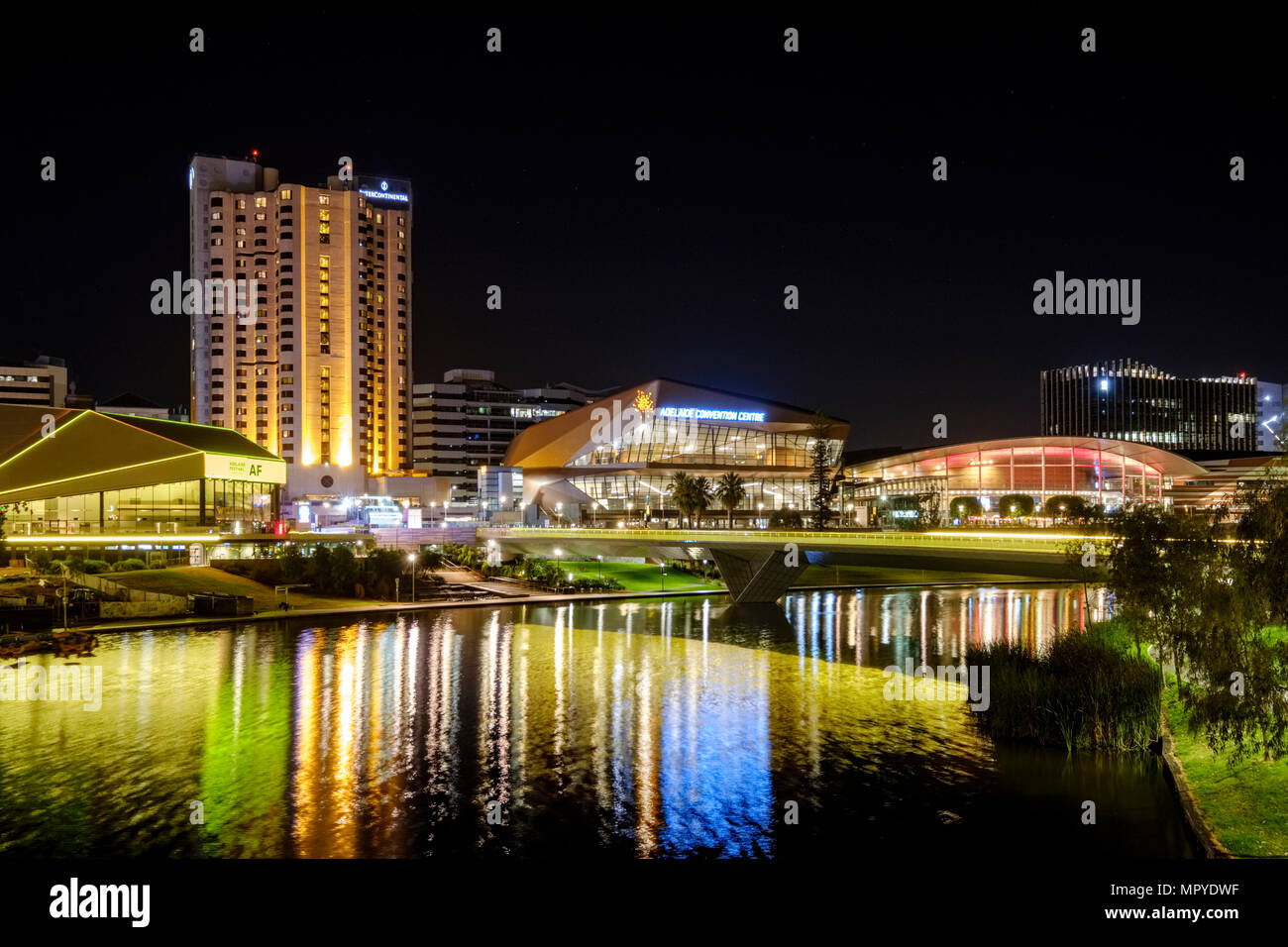 L'Adelaide city skyline at night avec la rivière Torrens precinct Banque D'Images