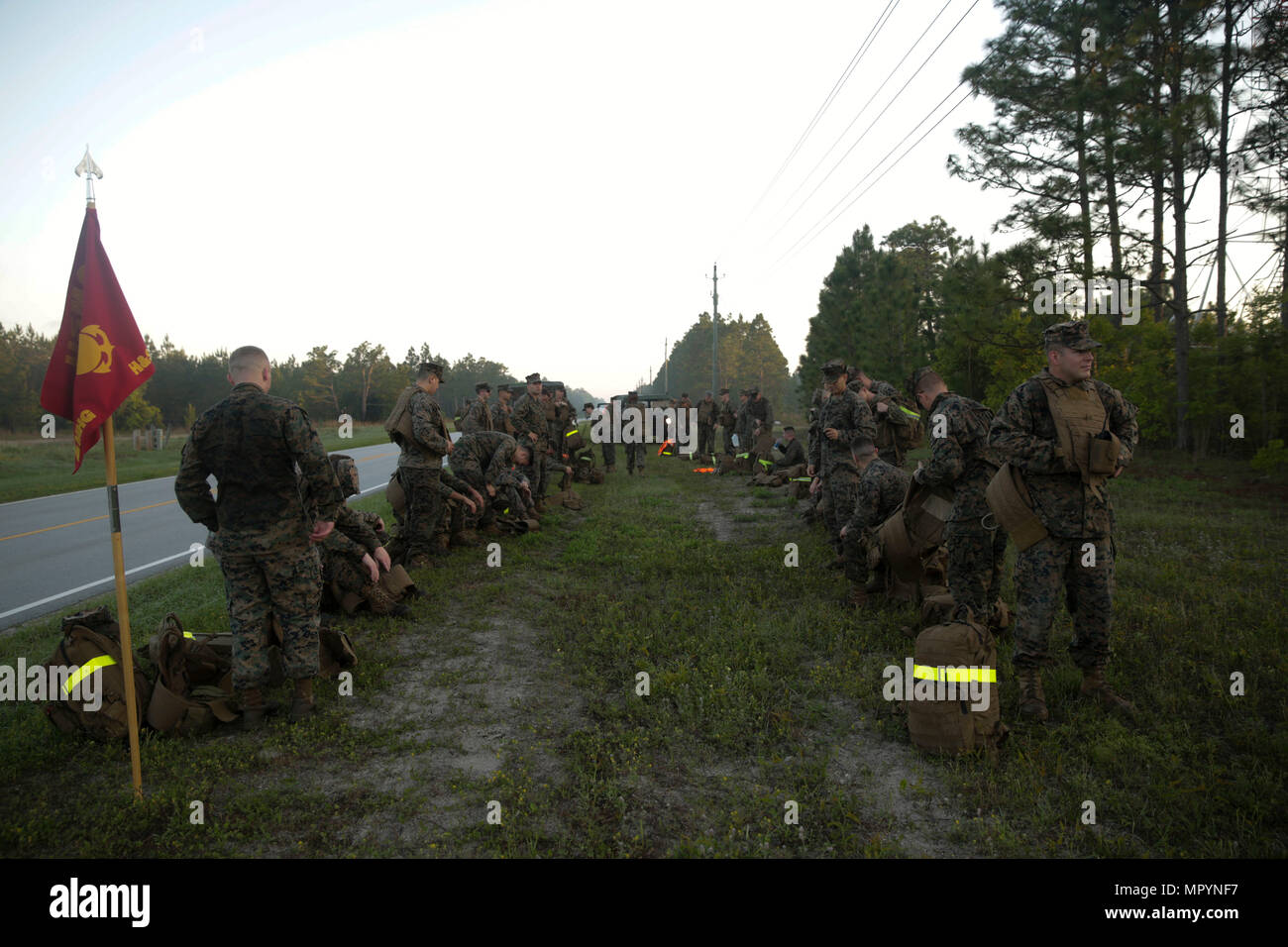 Marines effectuer une pause de 10 minutes à la moitié d'un six mile randonnée au Camp Lejeune, N.C., le 27 avril 2017. La randonnée est essentielle pour la préparation des Marines et marins pour les futures missions de combat et favorise la cohésion de l'unité. Les marines sont à la II Marine Expeditionary Force groupe siège. (Photo par Lance Cpl. Leynard Kyle Plazo) Banque D'Images