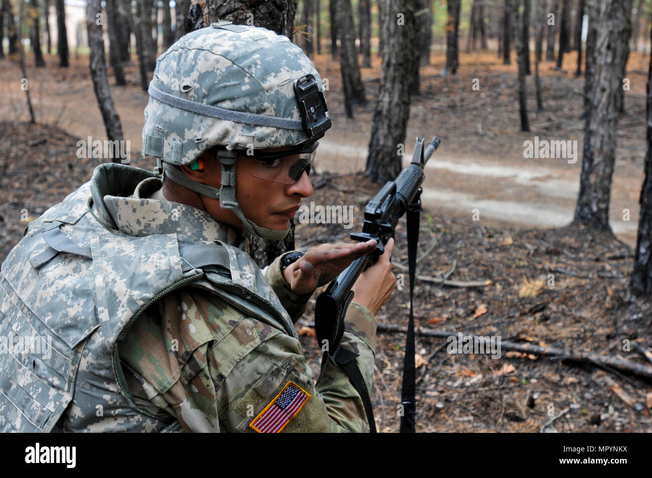 La CPS. Lairdkyllorichard Kyllo, 955e compagnie du génie, 489th Engineer Battalion, 420th Engineer Brigade, 416e commande Ingénieur Théâtre, participe à la grenade à main partie qualification de la compétition meilleur guerrier à Joint Base McGuire-Dix-Lakehurst, New Jersey. Le 27 avril 2017. Les candidats à 14 démontrent une connaissance de grenades, de maniabilité et de précision à ajouter à son score et, espérons-le, prendre le titre de meilleur guerrier ou meilleur sous-officier et passer à représenter le 412e, 416e théâtre commande Ingénieur Ingénieur Théâtre et 76e de commande à l'intervention opérationnelle Banque D'Images