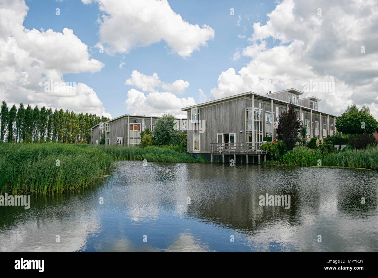 GRONINGEN, Pays-bas-Juillet 8, 2007 : logement écologique conçu dans un étang voisin Banque D'Images