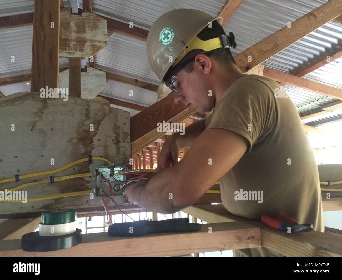 KOSRAE (États fédérés de Micronésie (19 avril 2017) Électricien de construction 3e classe Eduardo Blanco, d'Atlanta, Géorgie, fils d'une boîte de jonction au cours de la Construction Navale du Bataillon mobile (NMCB) 1 Rénovation d'une école primaire de Malem à Kosrae (États fédérés de Micronésie, le 19 avril, 2017. 1 NMCB est déployée avant d'exécuter la construction, l'aide humanitaire et l'aide étrangère, les opérations spéciales des services de soutien au combat, et le théâtre de la coopération en matière de sécurité dans l'appui de United States Pacific Command. (U.S. Utilitiesman Constructionman marine photo par Matthieu Konopka) Banque D'Images