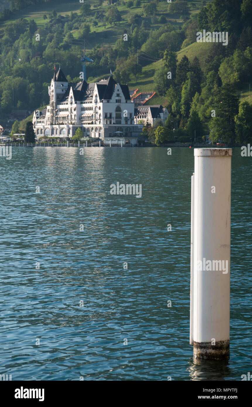 Park Hotel Vitznau dans légèrement hors de se concentrer avec l'accent sur un poteau à côté de la station d'accueil Banque D'Images