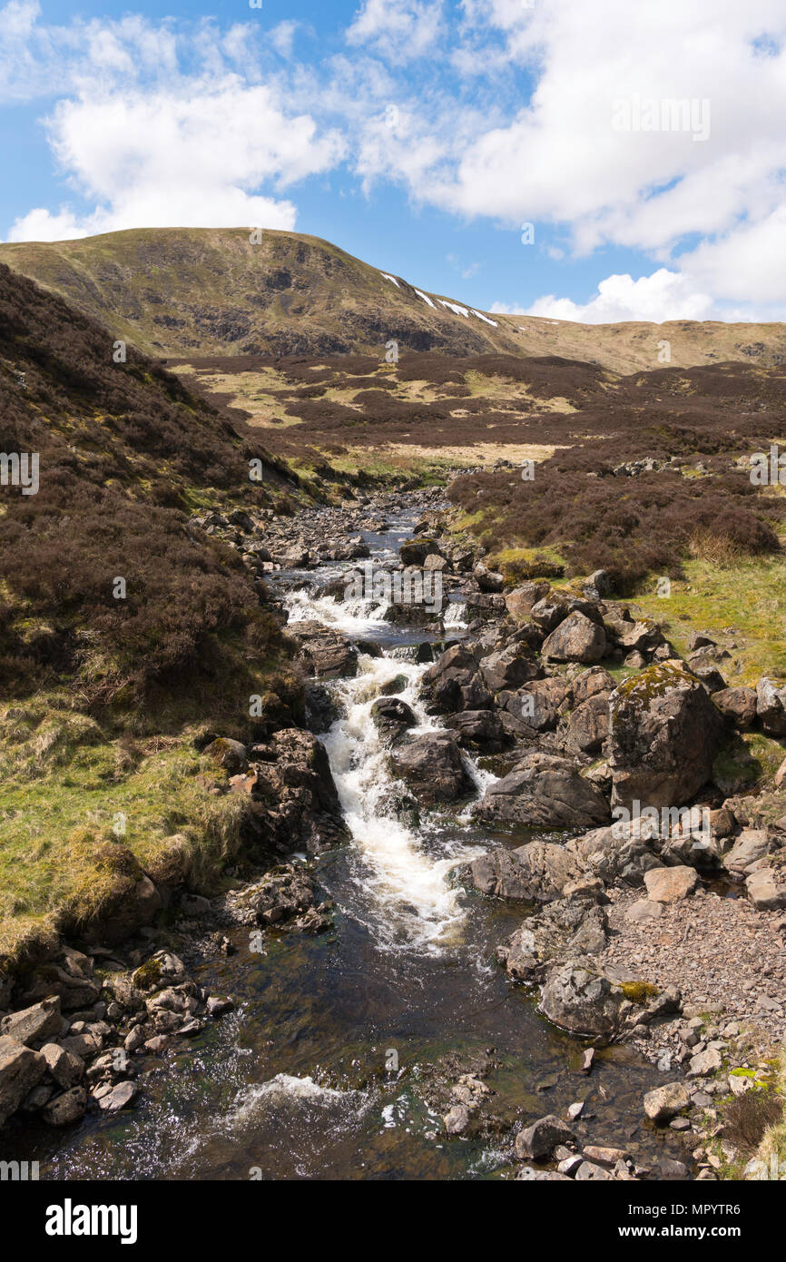 La queue brûler entre Loch Skeen et la queue de la jument grise cascade, près de Moffat, Dumfries & Galloway, Scotland, UK Banque D'Images