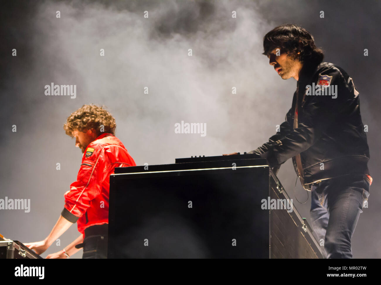 Duo de musique électronique Justice effectue un concert live Banque D'Images