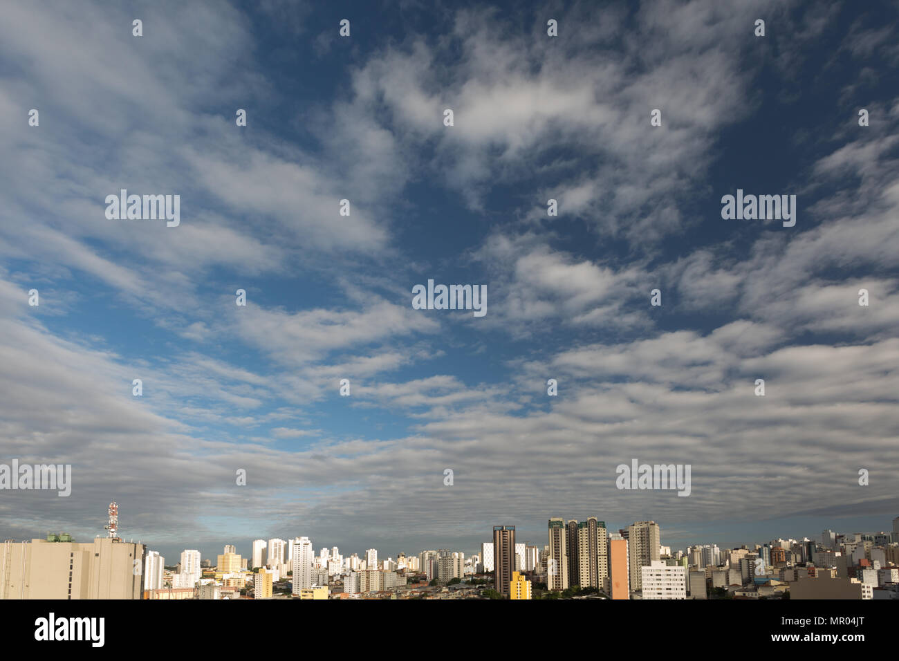 Sao Paulo city skyline, Aclimacao Cambuci et les quartiers résidentiels, les maquereaux ciel, stratocumulus, Brésil Banque D'Images