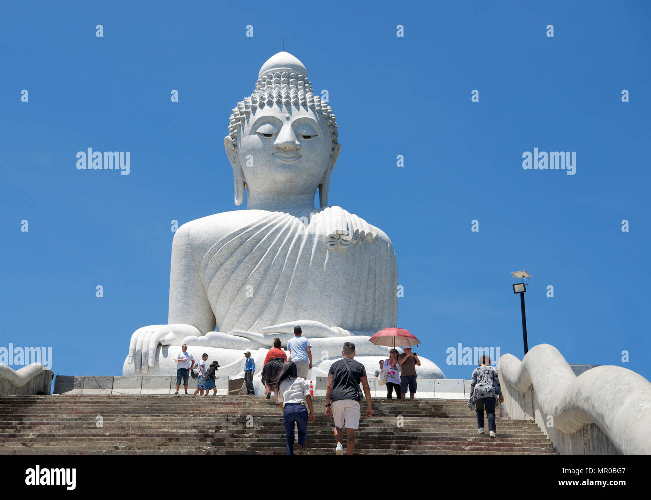 Avec les visiteurs de Big Buddha Phuket Thaïlande Banque D'Images