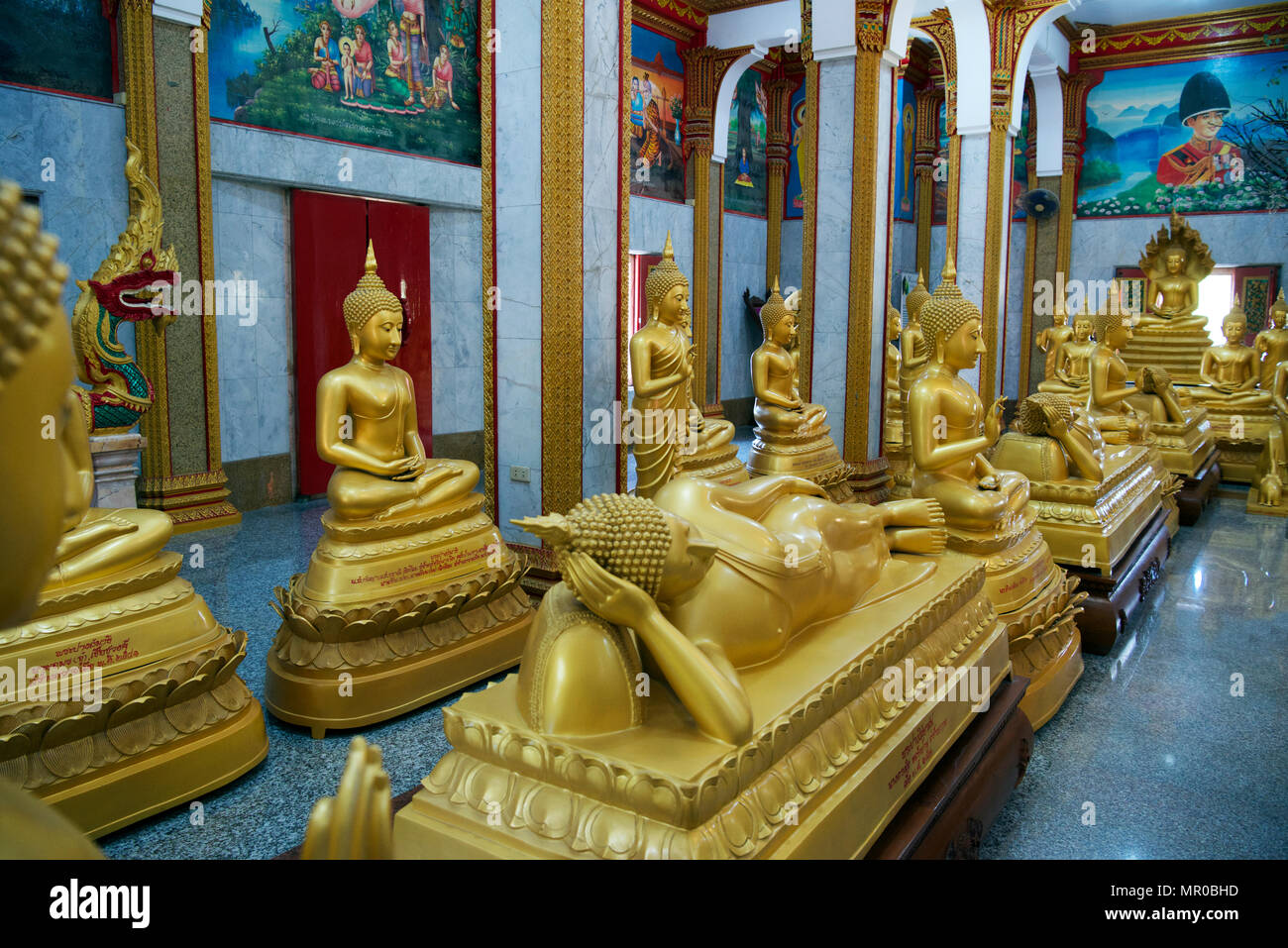 Or diverses intérieur Bouddhas Temple Bouddhiste Wat Chalong Phuket Thaïlande Banque D'Images