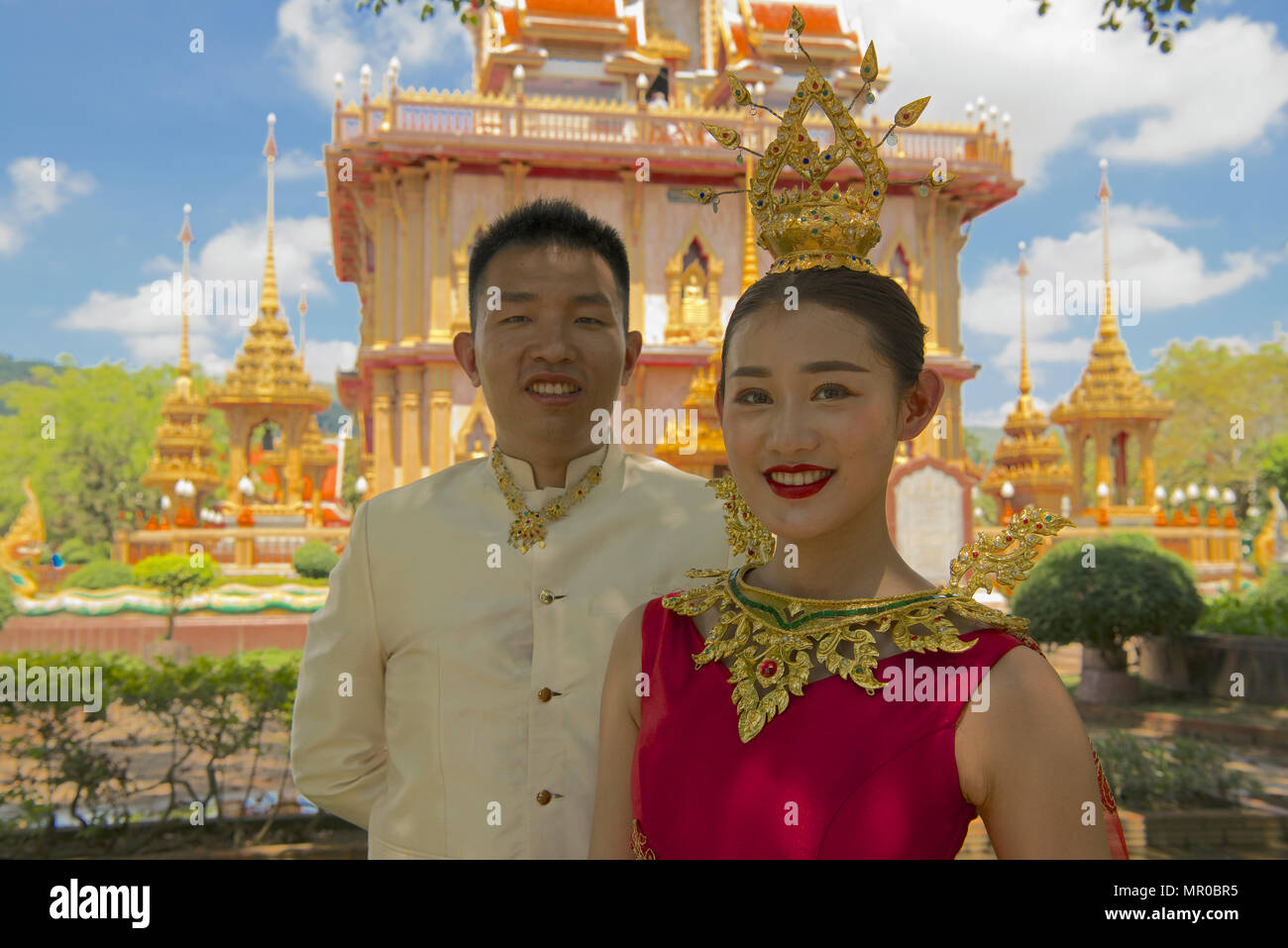 Portrait couple posant pour la pousse de photo Temple Bouddhiste Wat Chalong Phuket Thaïlande Banque D'Images