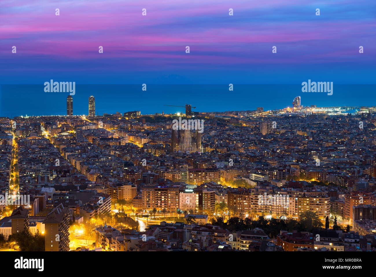 Vue de dessus de l'horizon de la ville de Barcelone au cours de soir à Barcelone, Catalogne, Espagne. Banque D'Images