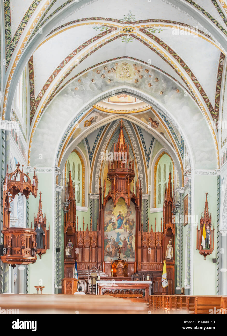 Intérieur de l'Église magnifiquement décorée Iglesia Maria Auxiliadora, construit par les Salésiens en 1910 et est situé dans la ville historique de Grenade en Nicar Banque D'Images