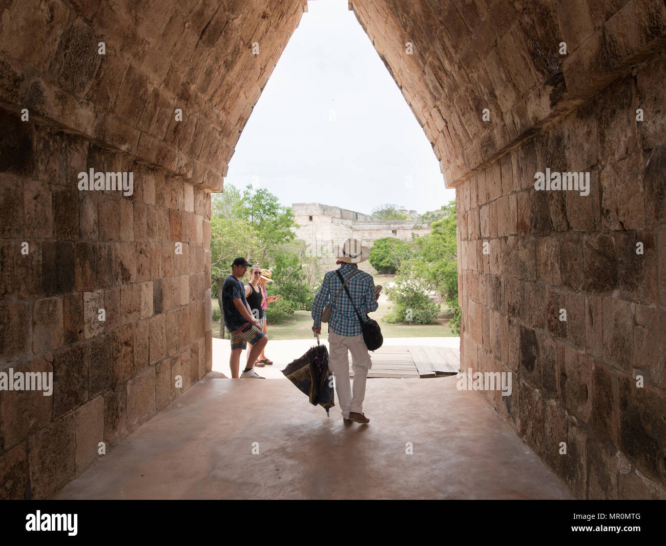 Les visiteurs de Uxmal partager un rire Banque D'Images