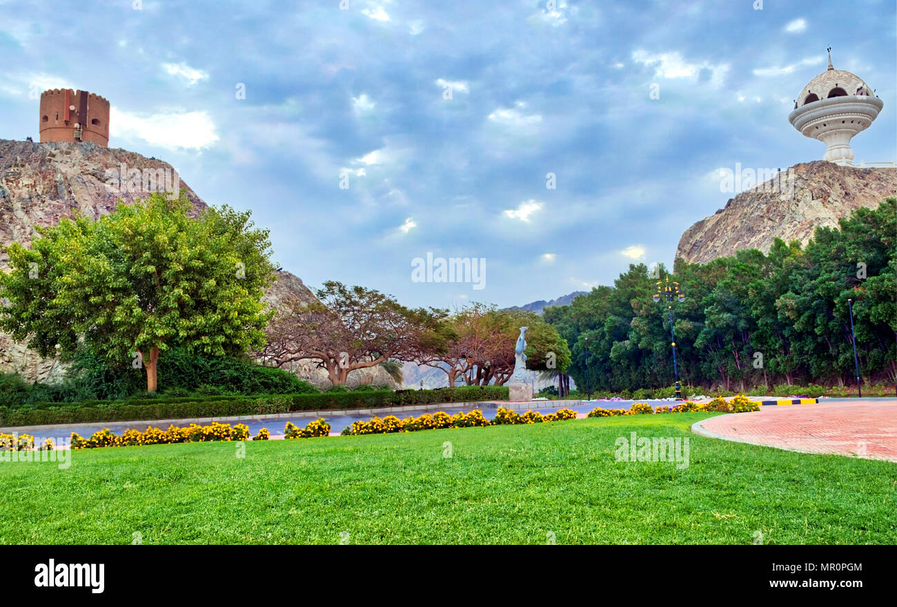 Brûleur d'encens et un monument ancienne tour avec vue sur le parc. Muscat, Oman. Banque D'Images