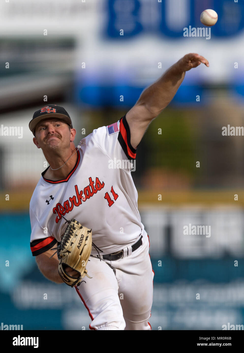 23 mai 2018 : Sam Houston St. pitcher Seth Ballew (11) au cours de la Conférence Southland 2018 championnats. Jeu 3 New Orleans vs Sam Houston à Constellation Field Sugar Land, Texas. N°8 New Orleans Privateers suspendu le no 1 Sam Houston State 4-3 en 10 manches, quelque chose de la s'est pas produit depuis 2015 Banque D'Images