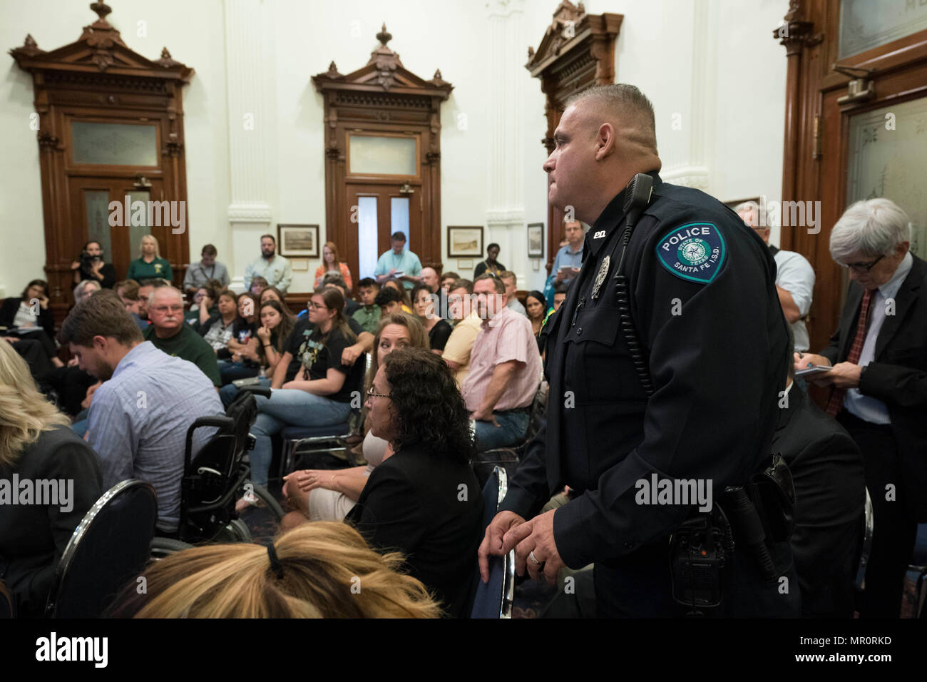 Santa Fe, TX school agent de police John Barnes parle comme Gov. Greg Abbott accueille un groupe d'étude sur le Capitol de la sécurité à l'école et les questions de santé mentale des élèves à la suite de la mai 2018 Santa Fe fusillade qui a fait dix morts. Barnes a été blessé en réponse à la fusillade. Banque D'Images