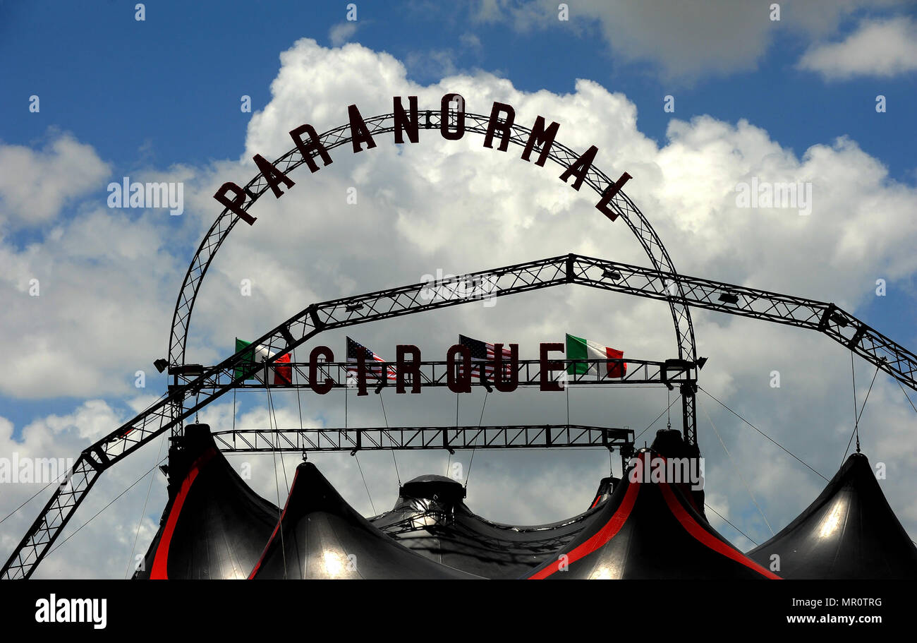 Palmetto, Florida, USA. 23 mai, 2018. Le sommet de la tente de cirque Cirque Paranormal est vu lors d'une prévisualisation des médias le 23 mai 2018 dans Palmetto, en Floride. Le nouveau cirque Paranormal, créé par Manuel Rebecca, président et propriétaire du Cirque Italia, est en répétition pour sa toute première performance dans Palmetto, Floride le 7 juin 2018. Le cirque allie horreur, cascades, illusions, de théâtre et de cabaret, et est conçu pour un public adulte. (Paul Hennessy/Alamy) Crédit : Paul Hennessy/Alamy Live News Banque D'Images