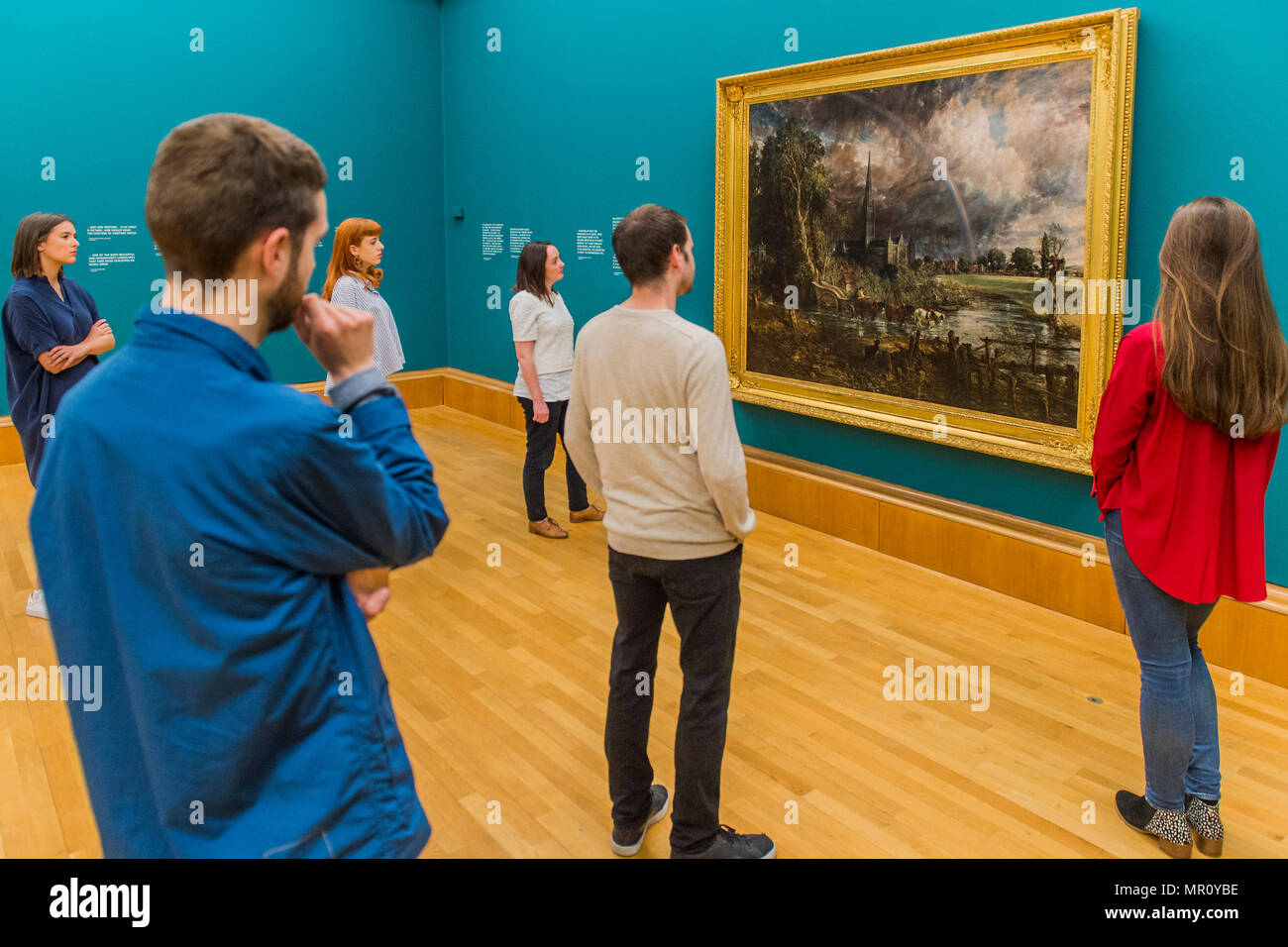 Londres, Royaume-Uni. 25 mai, 2018. La cathédrale de Salisbury du gendarme de la Meadows 1831 revient à la Tate Britain après ses cinq ans de voyage à travers le Royaume-Uni, dans le cadre de l'Aspire programme. Il a été vu par plus d'un million de visiteurs depuis qu'il a commencé sa tournée en 2013.Le tableau est affiché à côté du Palais de Turner, Caligula et le Pont, 1831, également dans un nouvel affichage, le feu et l'eau, marquant le premier appariement de ces deux œuvres depuis qu'ils ont été exposé plus de 180 ans. Crédit : Guy Bell/Alamy Live News Banque D'Images