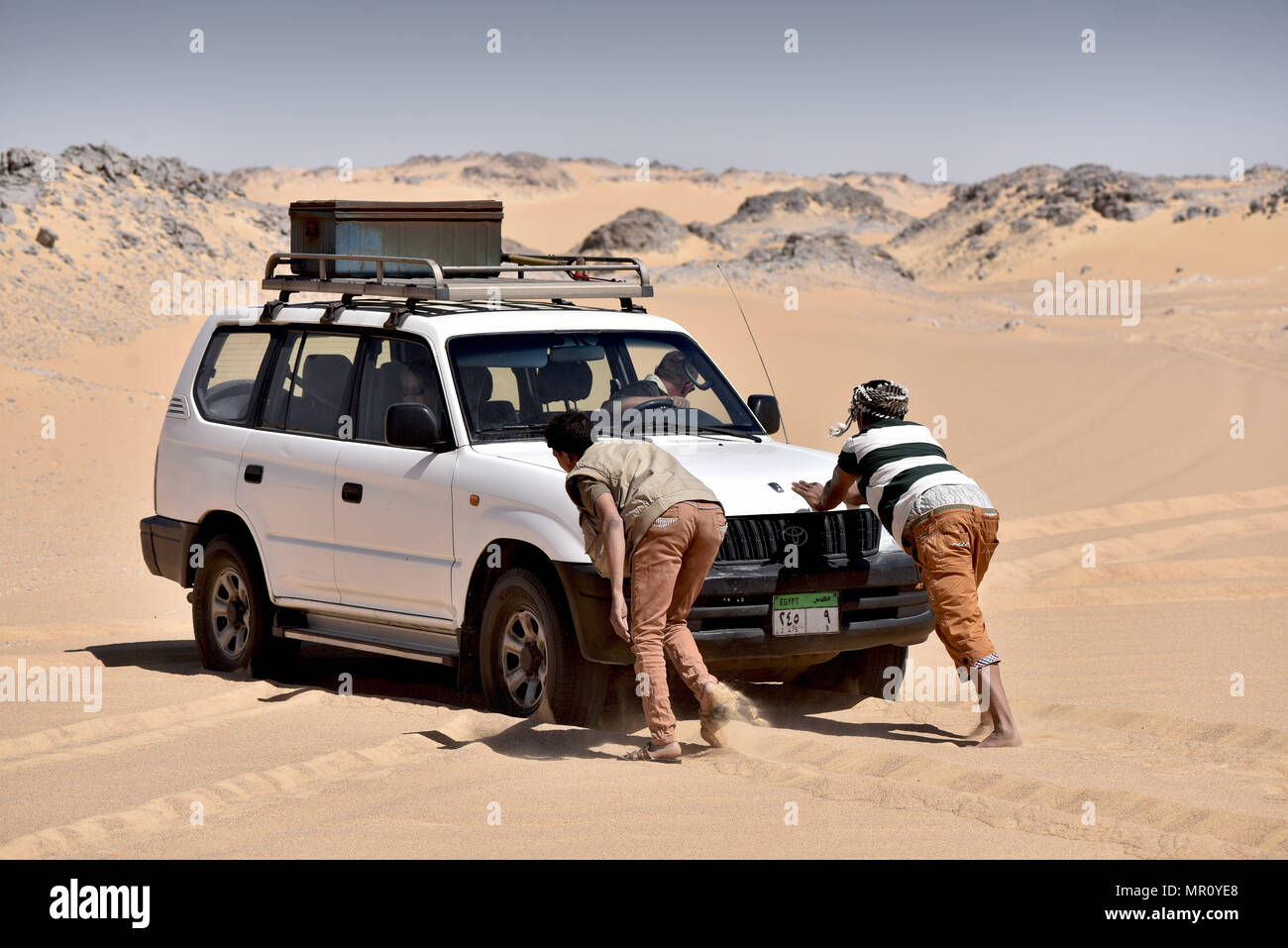 Une Toyota Prado SUV sera libéré dans la direction opposée de la désert  blanc à partir d'une situation littéralement perdu dans l'deepsands,  enregistré sur 18.05.2018. Photo : Matthias Toedt/dpa-Zentralbild/ZB/photo  | Alliance mondiale