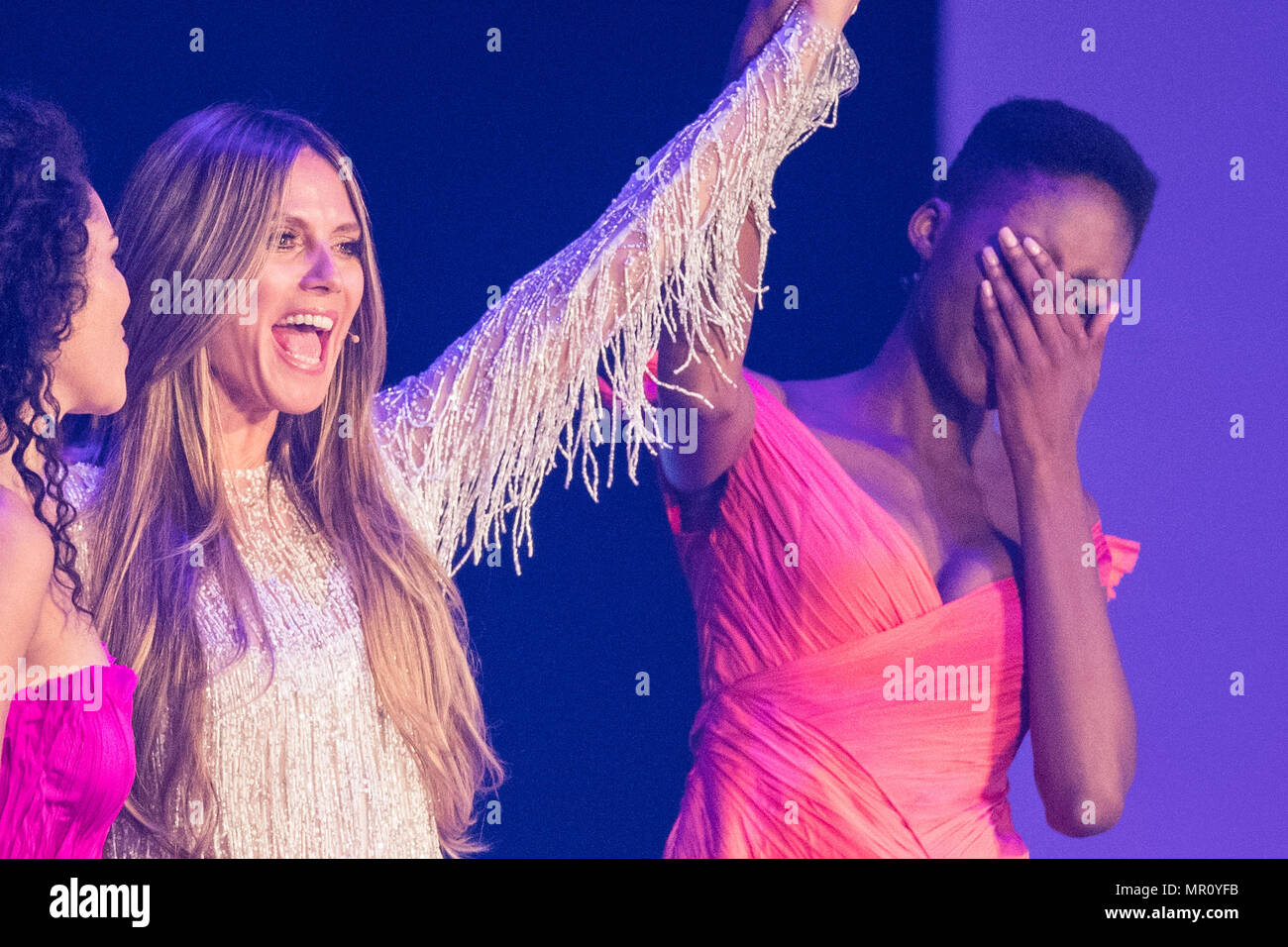 24 mai 2018, l'Allemagne, Düsseldorf : Modèle et présentatrice Heidi Klum (C) célèbre avec le gagnant du casting show Toni (R) et runner-up Julianna sur scène lors de la finale de la télévision allemande casting show 'Germany's Next Topmodel'. Photo : Marcel Kusch/dpa Banque D'Images