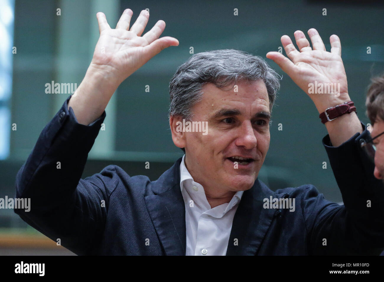 Bruxelles, Belgique. 25 mai, 2018. Le ministre grec des Finances d'Euclid Tsakalotos réagit comme il attend que le début d'une réunion des ministres des Finances de l'Eurogroupe lors du Conseil européen de Bruxelles, Belgique, 24 mai 2018. Credit : Aris Oikonomou/Alamy Live News Banque D'Images