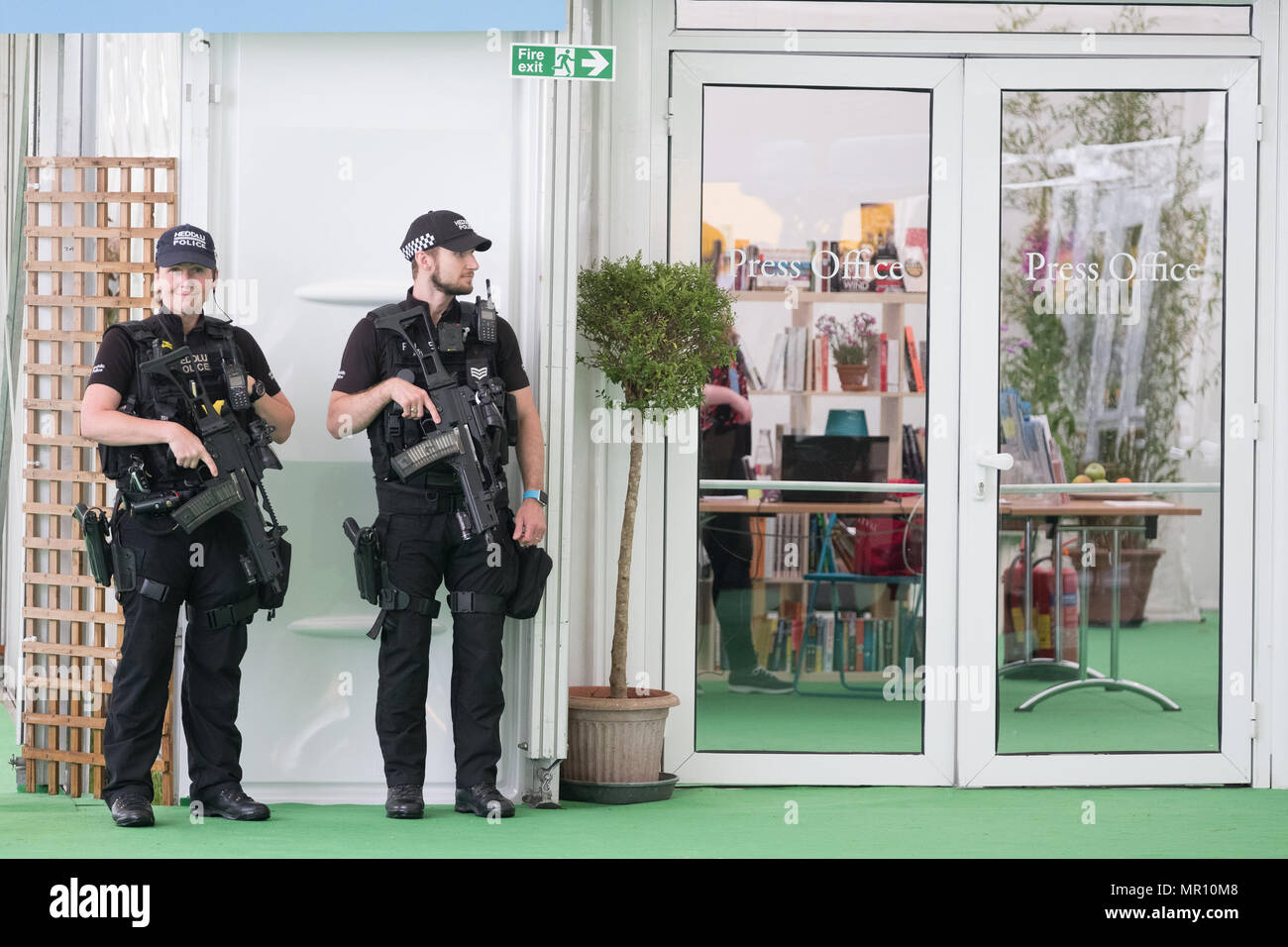 Hay on Wye, vendredi 25 mai 2018 Hay Festival 2018 - Un an après l'attentat de Manchester, des policiers armés sont en évidence l'amélioration de la sécurité et de rassurer le public sur le deuxième jour de la Hay Festival 2018 Lierature de et les arts ©Keith Morris / Alamy Live News Banque D'Images