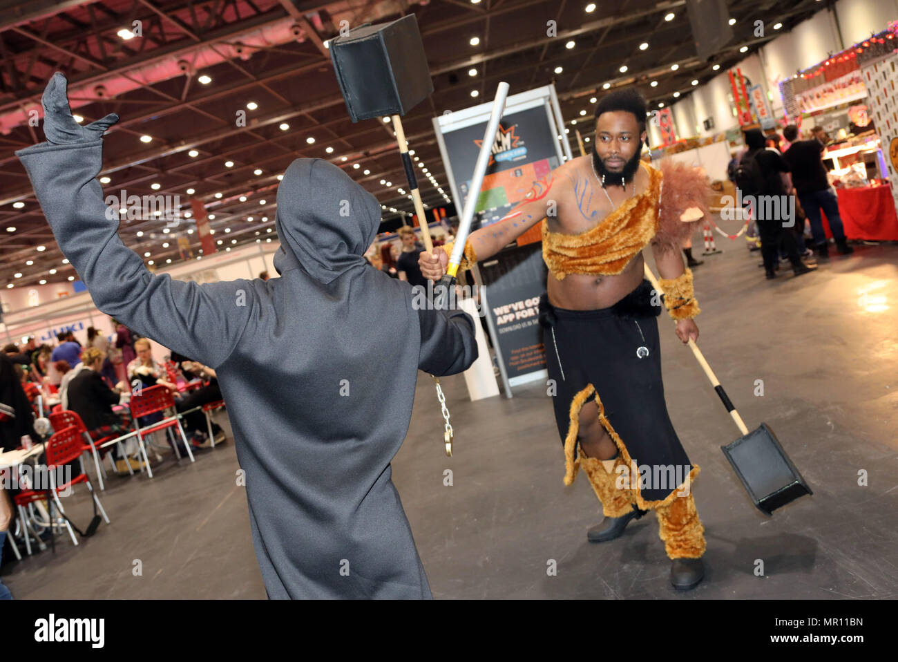 Les participants habillés en bande dessinée, du film et des caractères à la MCM Comic Con London festival à Excel à Londres, Angleterre Crédit : Paul Brown/Alamy Live News Banque D'Images