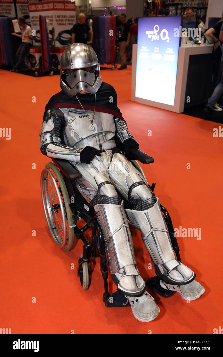 Les participants habillés en bande dessinée, du film et des caractères à la MCM Comic Con London festival à Excel à Londres, Angleterre Crédit : Paul Brown/Alamy Live News Banque D'Images