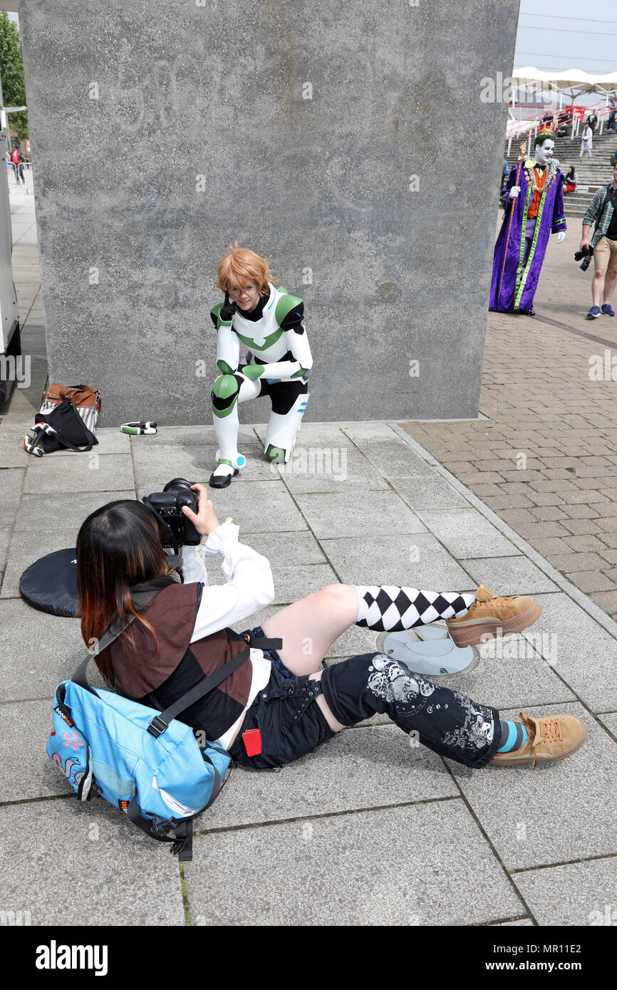 Les participants habillés en bande dessinée, du film et des caractères à la MCM Comic Con London festival à Excel à Londres, Angleterre Crédit : Paul Brown/Alamy Live News Banque D'Images
