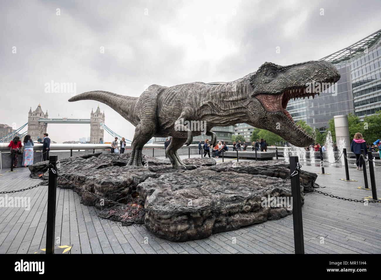 Londres, Royaume-Uni. 25 mai 2018. Un modèle de Tyrannosaurus Rex à London Bridge fait la promotion de 'Jurassic World : Fallen Kingdom' ouverture du film. Crédit : Guy Josse/Alamy Live News Banque D'Images