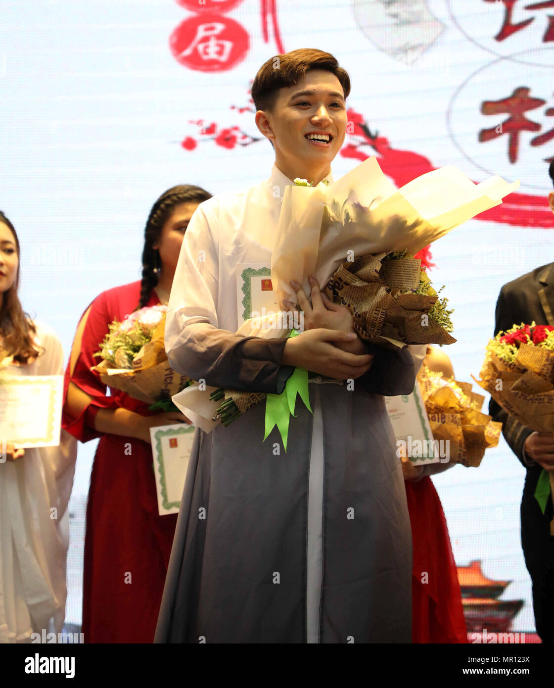 Hanoi, Vietnam. 25 mai, 2018. Le Anh Duc d'étudiants de l'Université reçoit l'arward boire après le premier prix du tour de qualification de la 17e 'Chinese Bridge' qui s'est tenue à Hanoï, au Vietnam, le 25 mai 2018. Hanoi University en collaboration avec l'ambassade de Chine au Vietnam le 25 mai a organisé le tour de qualification de la 17e 'Bridge' chinois - le chinois - concours annuel pour les étudiants des universités et des collègues dans le nord des provinces et des villes. Credit : Yan Jianhua/Xinhua/Alamy Live News Banque D'Images